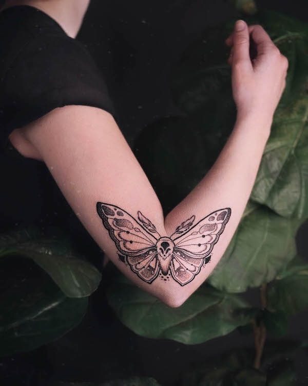 Tatuaggio del gomito di @madame._.medusa