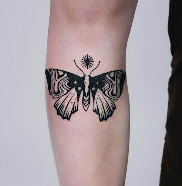 Tatuaggio con motivo a vortice di falene da @myrkur_tattoo