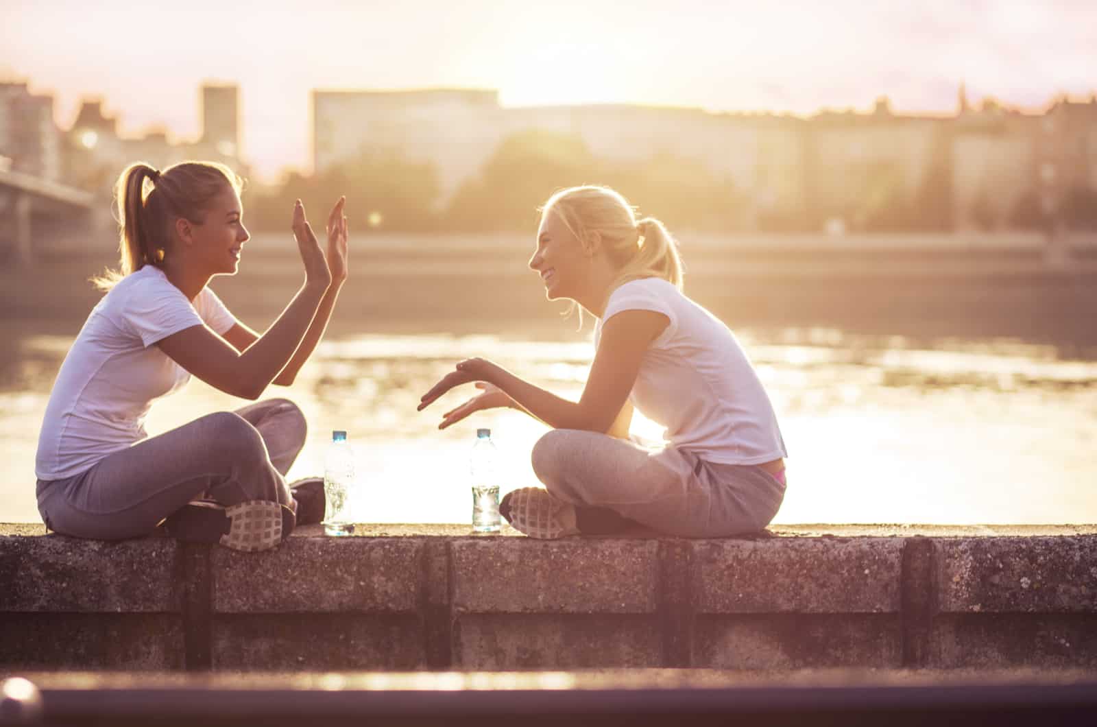 due donne fuori che si appartano