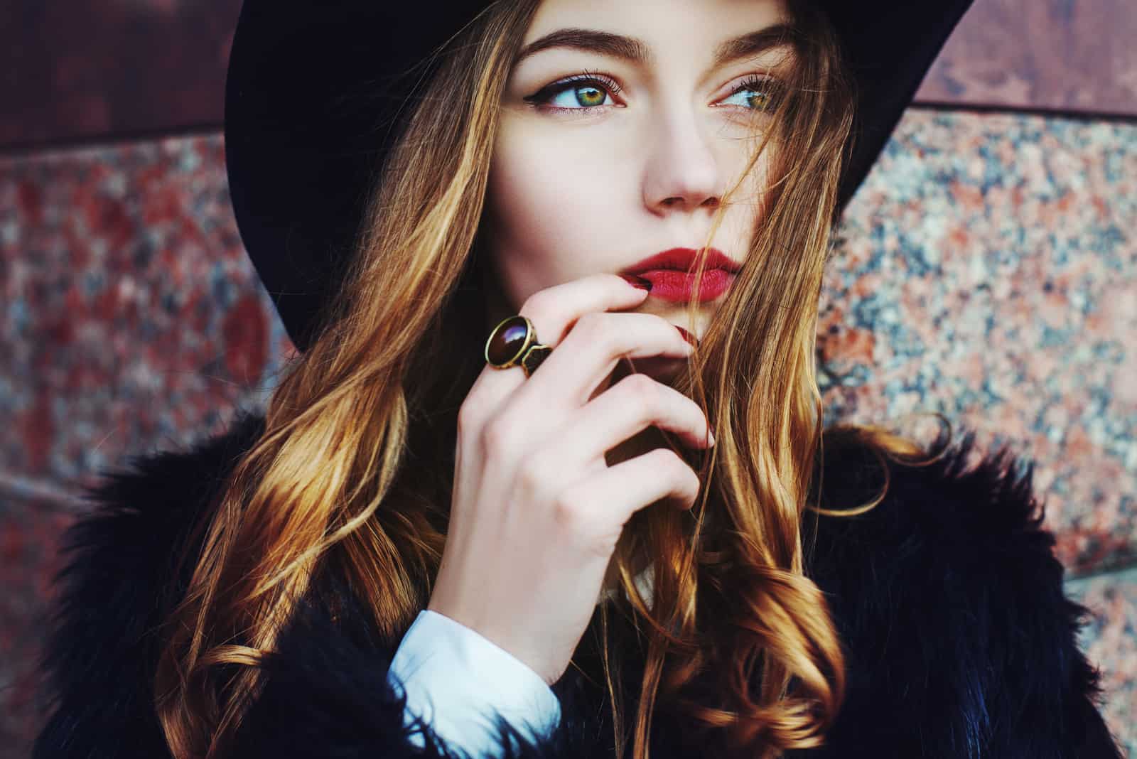 giovane bella signora alla moda
