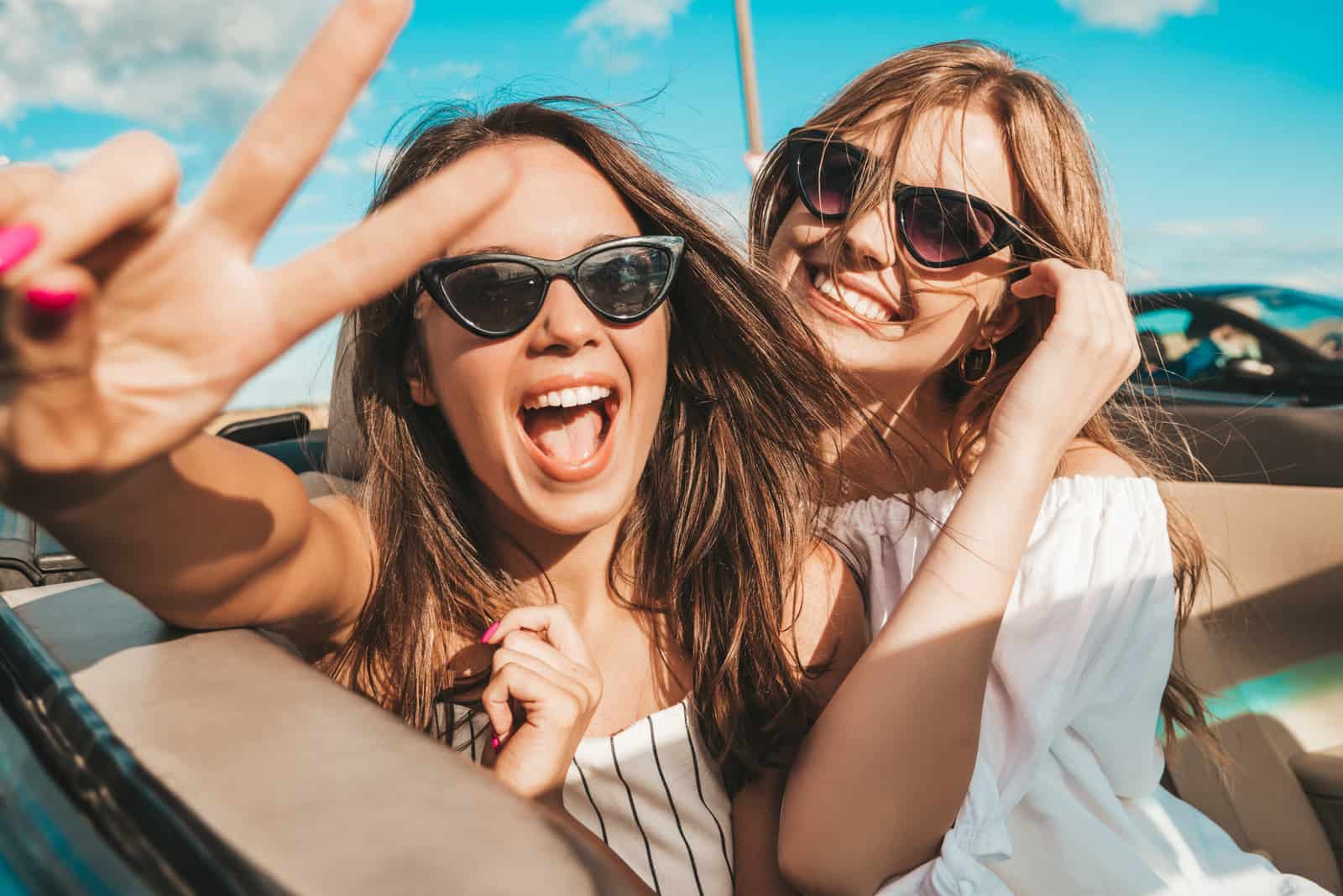 Ritratto di due giovani ragazze hipster belle e sorridenti