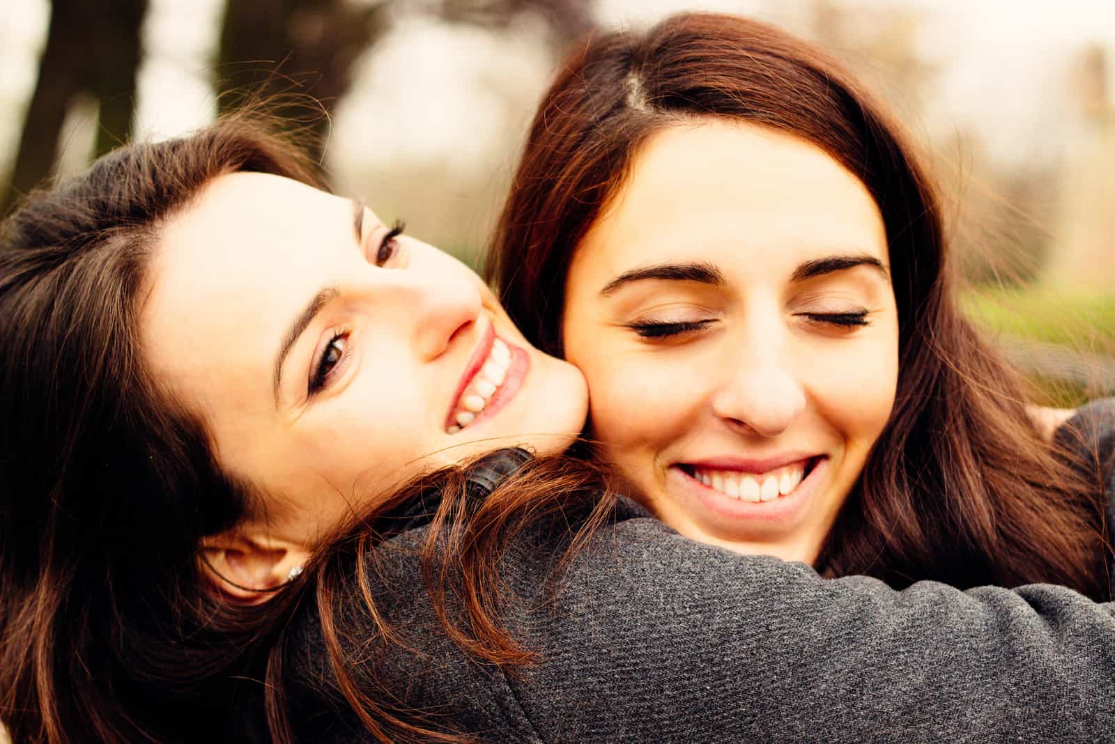 Ragazza che abbraccia la sua migliore amica