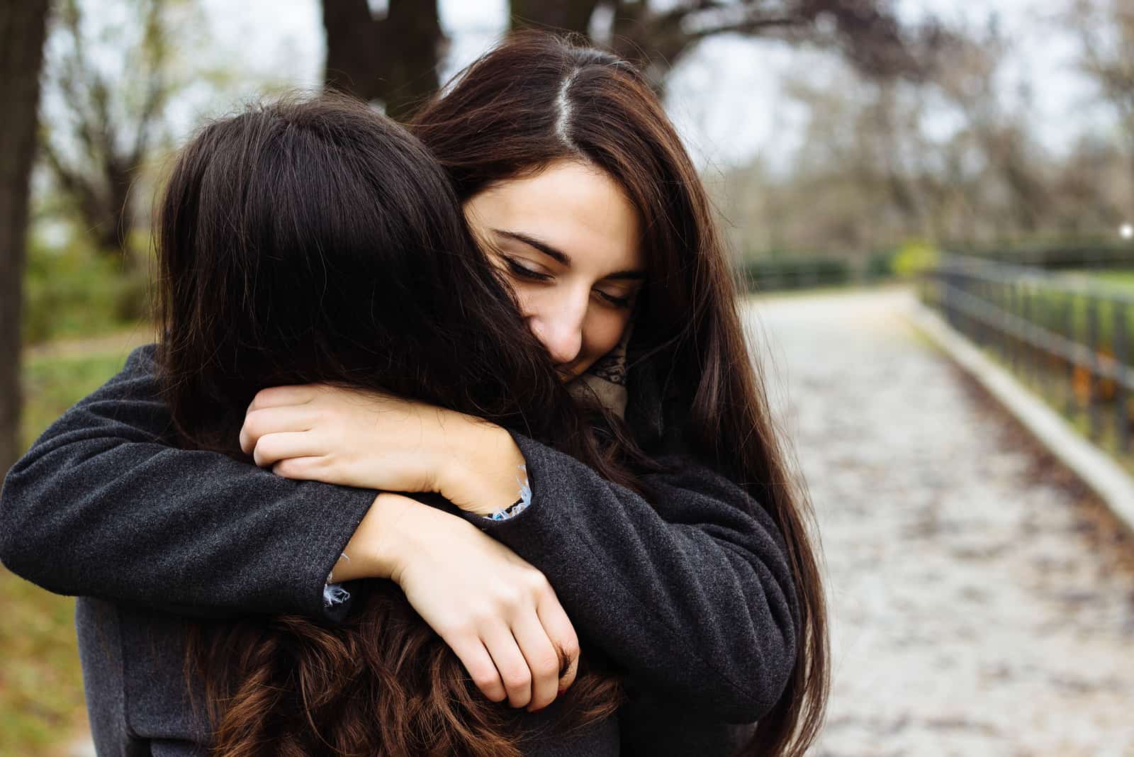 Ragazza che abbraccia la sua migliore amica