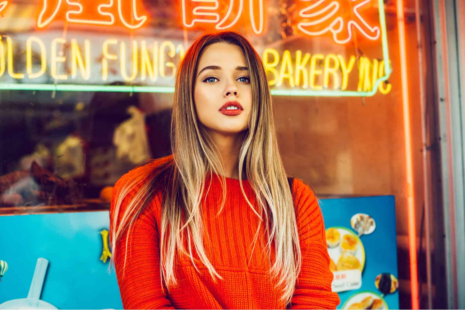 ragazza con trucco labbra rosse