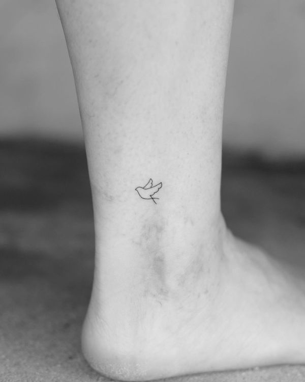 Tatuaggio di un piccolo uccello a linea singola di @thewiildgypsy
