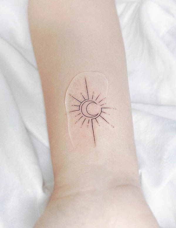 Tatuaggio semplice di sole e luna a linea sottile di @mariash.ink