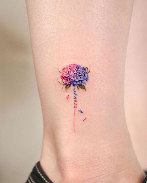 Tatuaggio intricato di fiori a linea sottile di @o.ri_tattoo