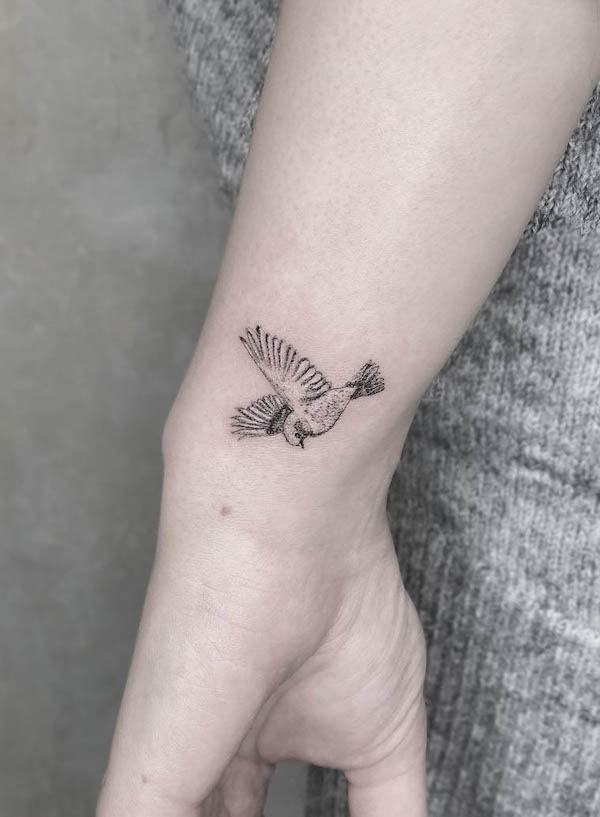 Tatuaggio di uccello a linee sottili sul polso di @marvelous_tattooer