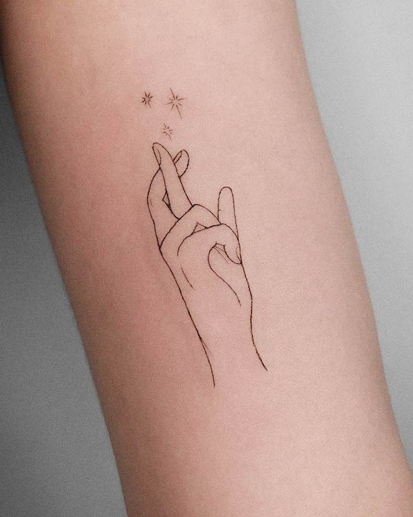 Dita incrociate da @lailayanez.tattoo