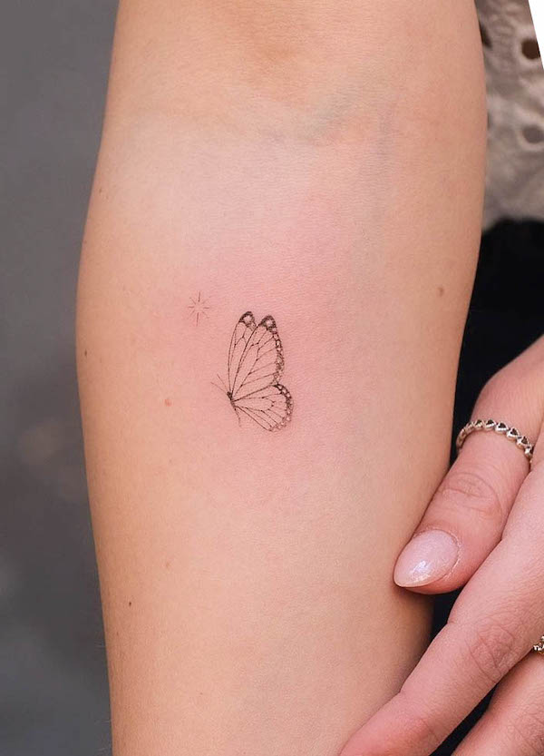 Piccolo tatuaggio a forma di farfalla a linea fine di @stefano__mazza