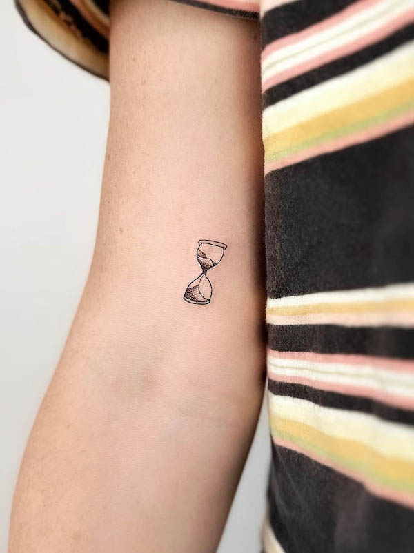 Piccolo tatuaggio a clessidra da @cha.tattoo