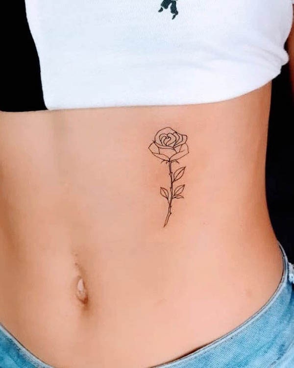 Tatuaggio di una rosa semplice a linee sottili di @deditattoostudio