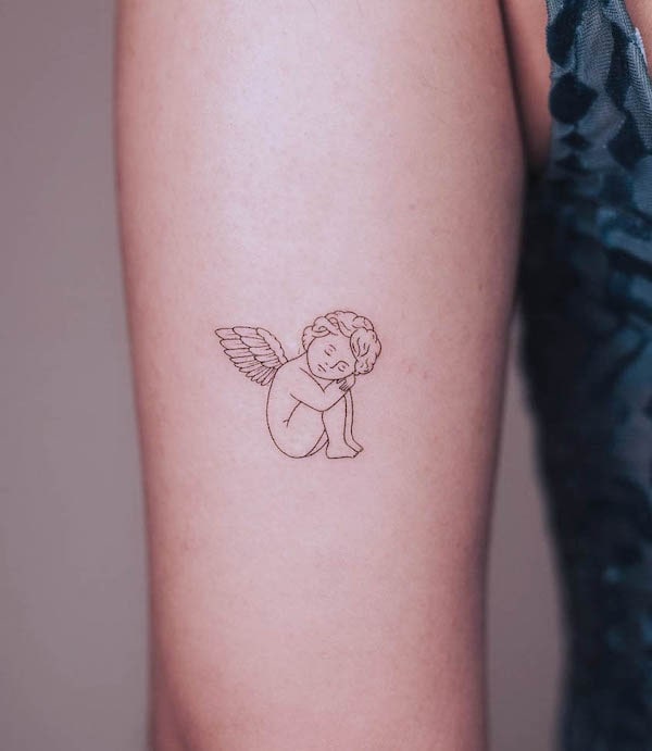 Tatuaggio a linea fine di un angelo carino di @clealtattoo