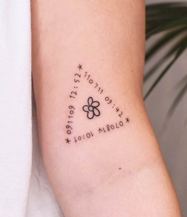 Significativo tatuaggio a linea fine sull'ora di nascita della famiglia di @ane_tattoo