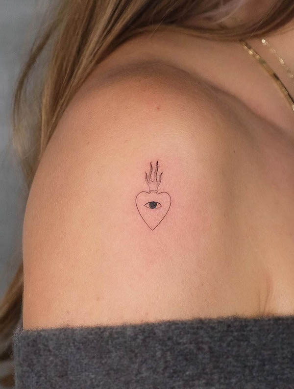 Tatuaggio a linee sottili con cuore ardente di @stefano__mazza