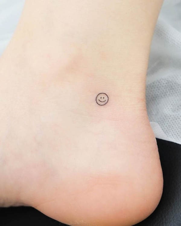 Tatuaggio alla caviglia di @wittybutton_tattoo con una piccola e sottile linea di sorriso