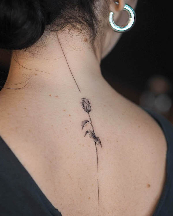 Tatuaggio della colonna vertebrale con rosa a linea fine di @ayhanmetin