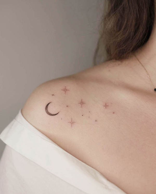 Tatuaggio luna e stelle sulla spalla da @roma.ink