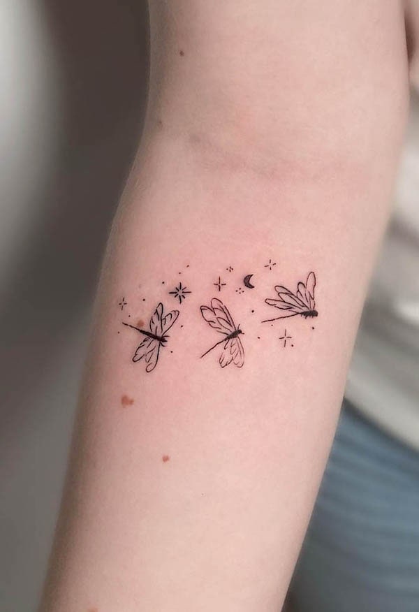 Piccolo tatuaggio a linea fine di libellula da @gaigals.tattoo