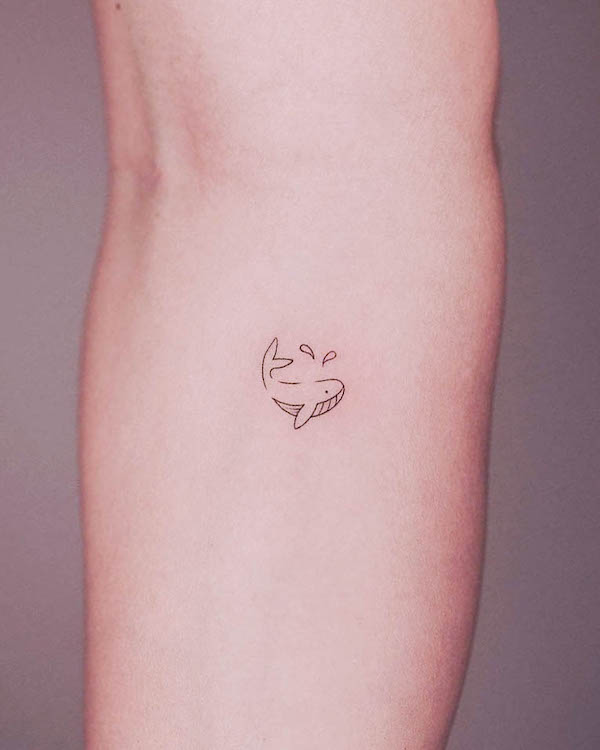 Tatuaggio di una balena dalla linea sottile di @clealtattoo