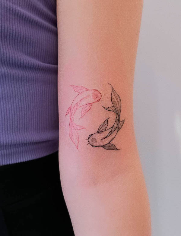 Tatuaggio a linea fine di pesce koi doppio da @vero.nika_.tattoo