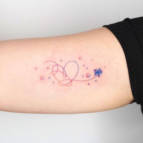 Tatuaggio carino a forma di fiore e cuore di @clealtattoo