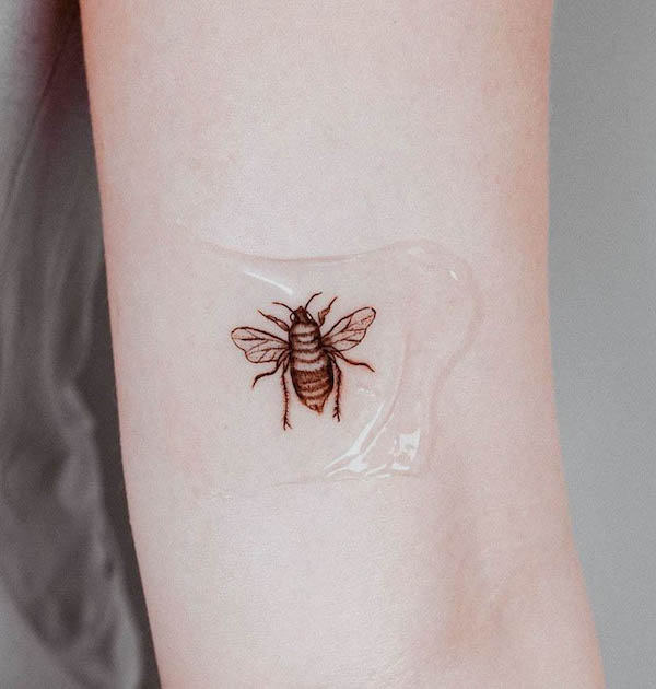Piccolo tatuaggio a forma di ape da @m.a.i_ink