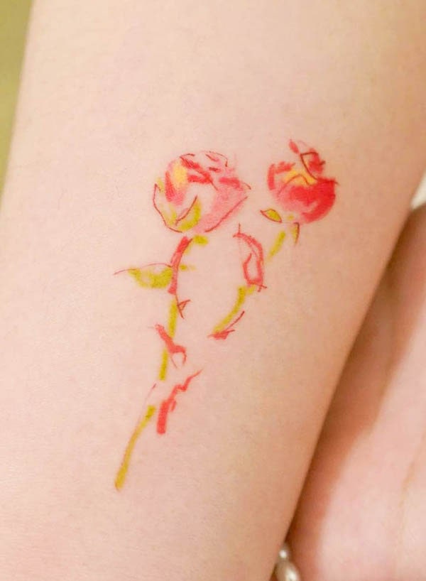 Tatuaggio astratto di fiori rossi a linea sottile di @tattooist_dang