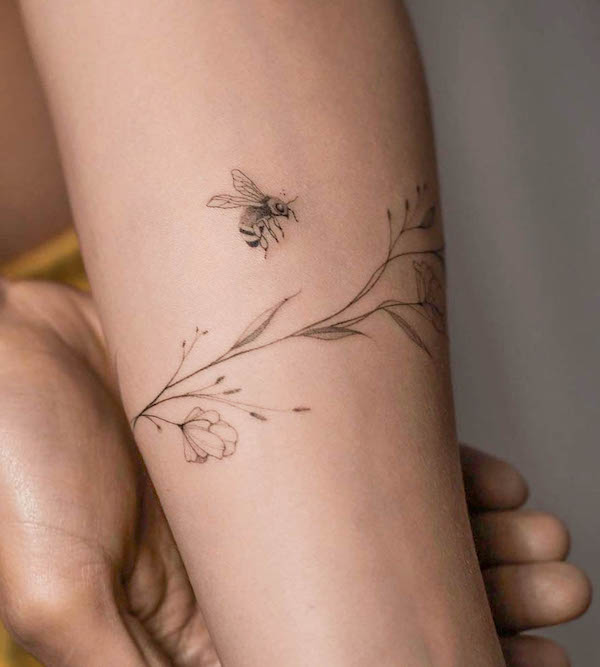 Tatuaggio a linea fine per il polso da @olejnik.tattoo