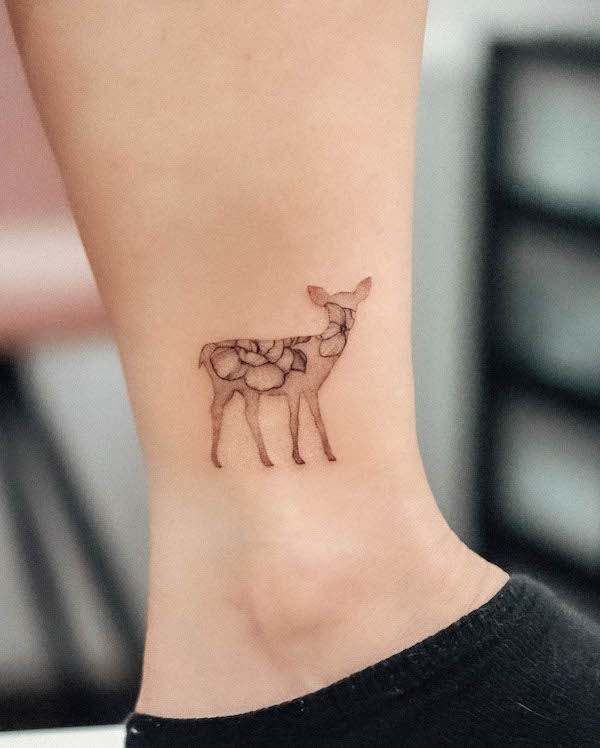 Disegno floreale cervo tatuaggio linea fine da @bunami.ink