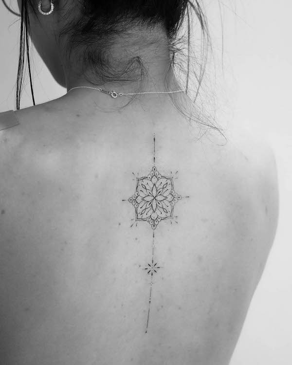 Tatuaggio Mandala sulla spina dorsale di @maricatattoo