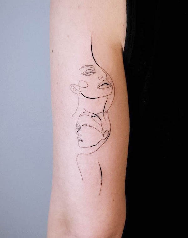 Tatuaggio astratto del braccio da @bensammer_ink
