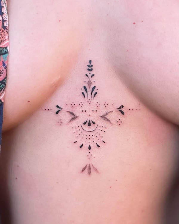 Tatuaggio ornamentale Underboob fine line di @ellarosetattoo