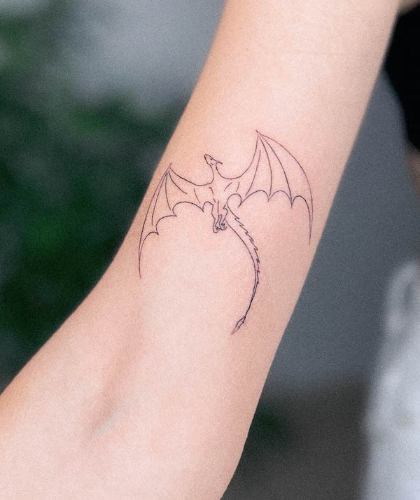 Delicato tatuaggio a forma di drago sul braccio di @taniabodyart