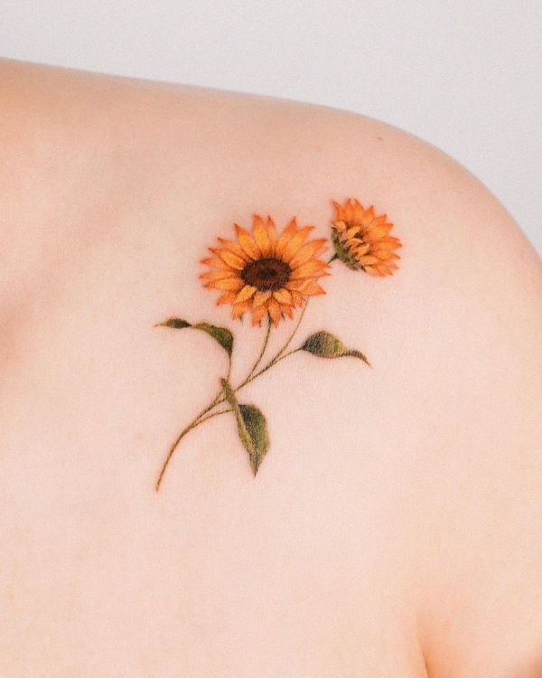 Tatuaggio a linea fine di girasole delicato di @zihong_tattoo