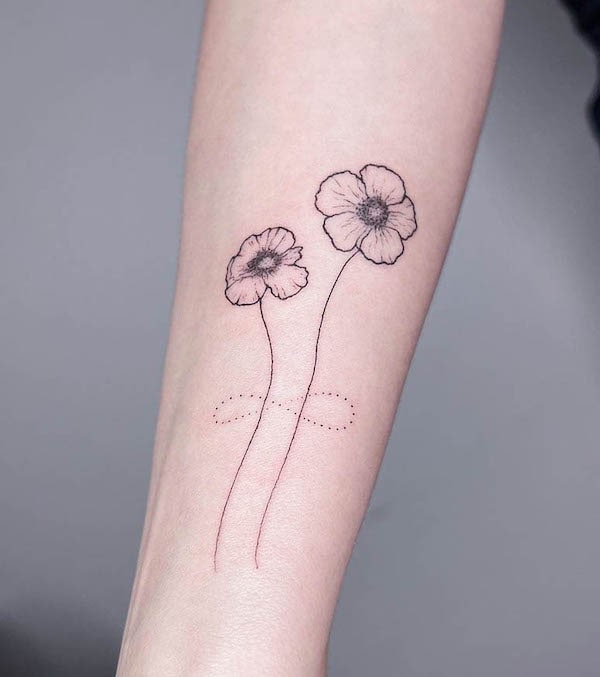 Tatuaggio con fiori e simbolo dell'infinito di @tattoo.manu