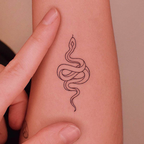 Tatuaggio di un piccolo serpente dalla @tatuatrice_jina