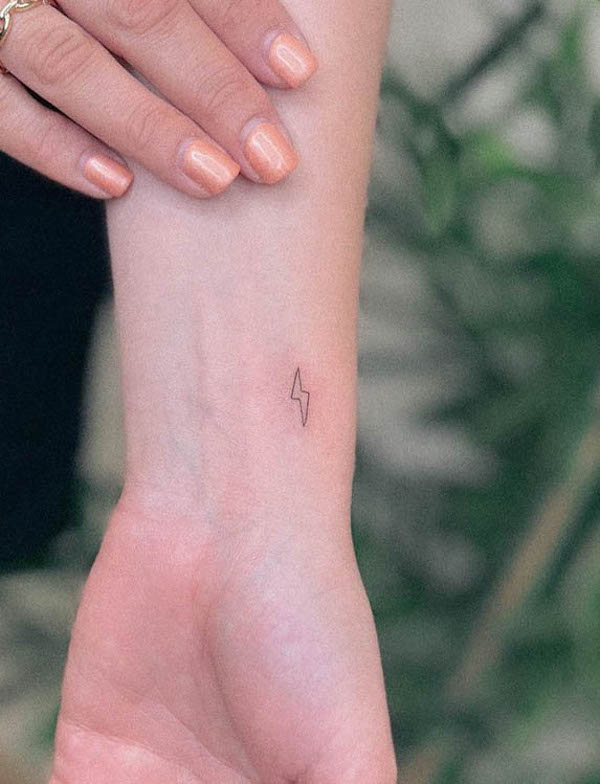 Tatuaggio del polso con un piccolo fulmine di @taniabodyart