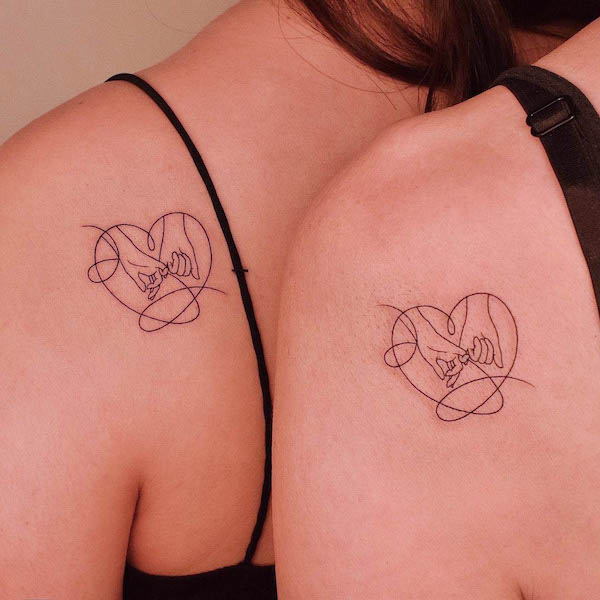 Tatuaggi a linee sottili con cuori abbinati di @tattooer_jina