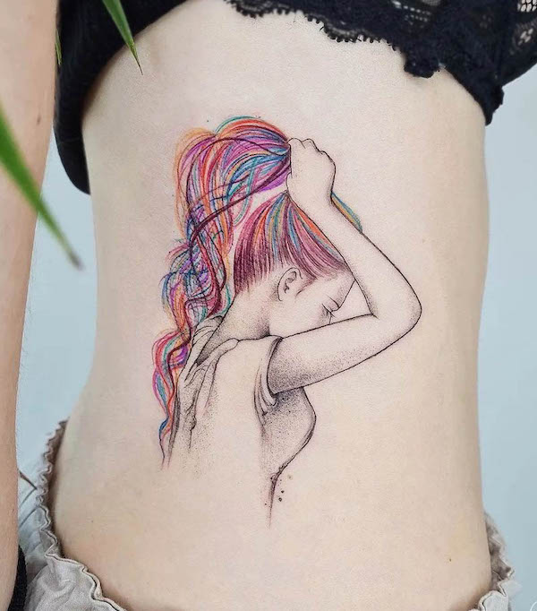 Tatuaggio laterale femminile e dettagliato di @barbara_corbucci_tattooer