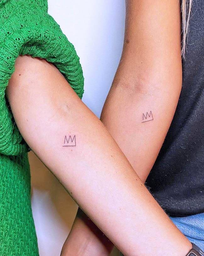 Una coppia di tatuaggi con corona semplificata di @luna.fino- Tatuaggi BFF abbinati minimalisti