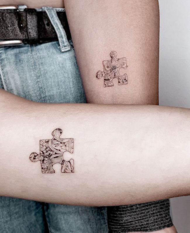 Pezzi di puzzle abbinati ai tatuaggi di @tattoostudiobecause