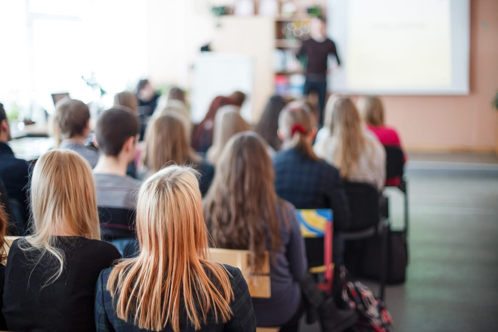 la donna si siede e ascolta il professore