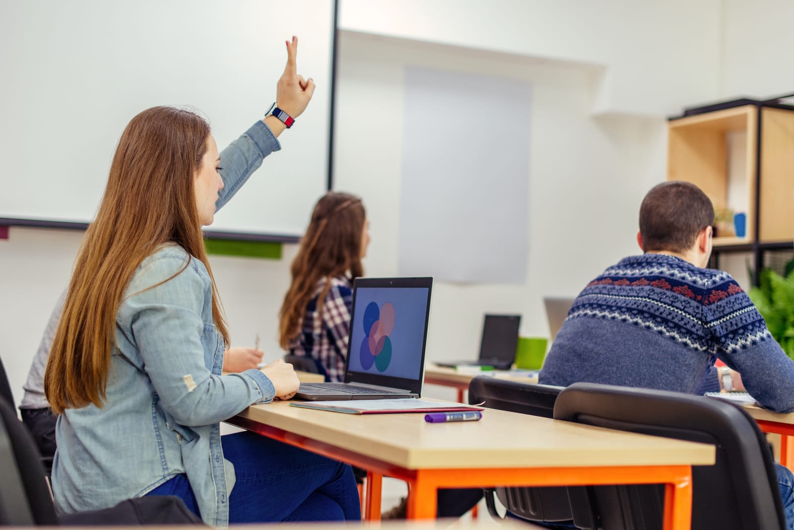 la donna si siede e risponde alla classe