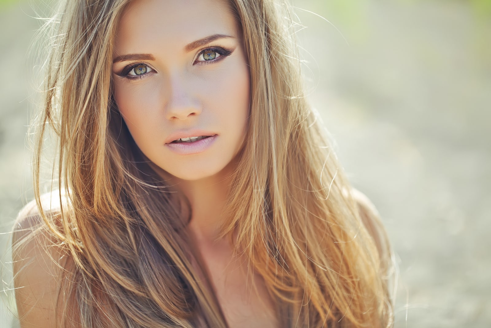 una donna con lunghi capelli biondi