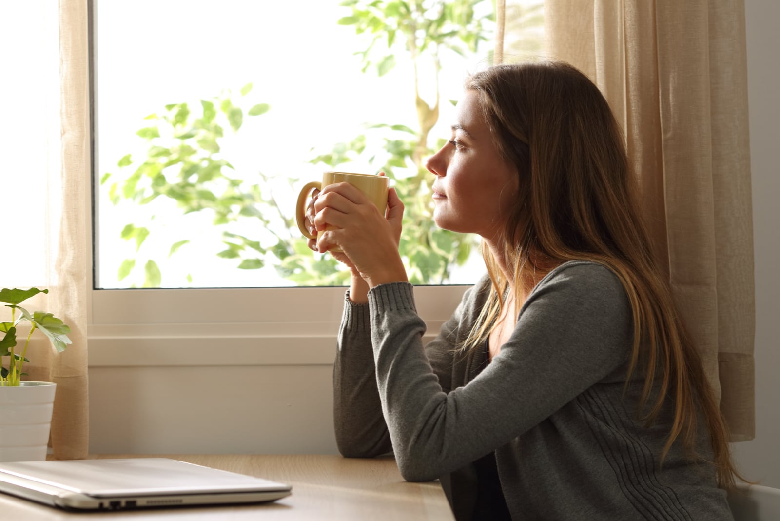 una donna immaginaria si siede e beve un caffè