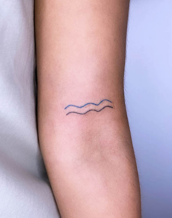 Tatuaggio minimalista a onde di @ayvak.aart