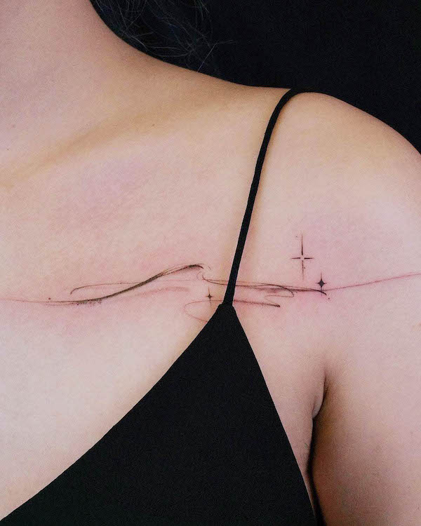 Tatuaggio minimalista a onde sulla clavicola di @idont_inkso