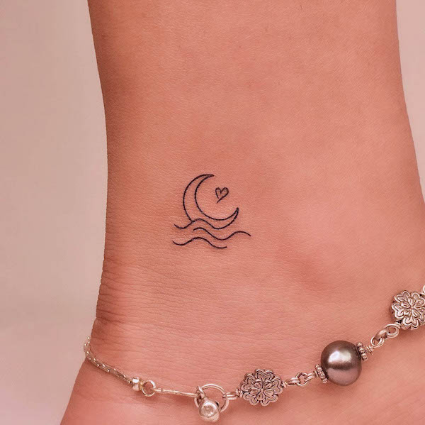Tatuaggio alla caviglia con luna e onda di @tattooer_jina