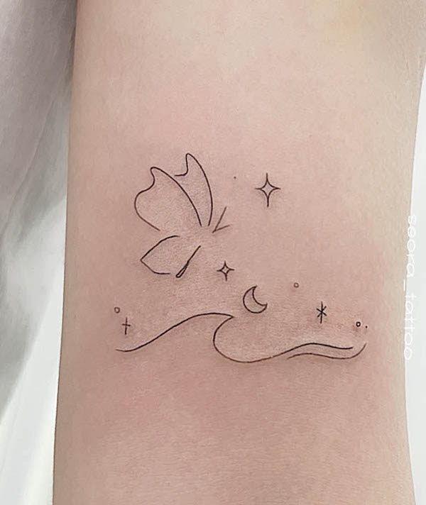 Tatuaggio semplice a farfalla e onda a linea fine di @seora_tattoo